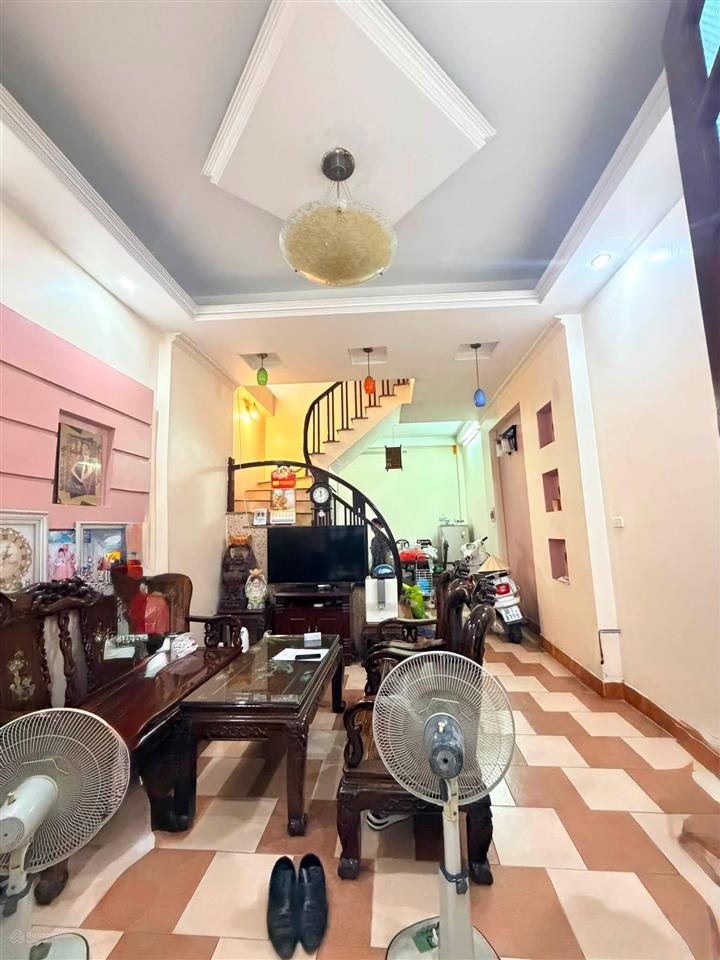Phố hoàng ngân, cầu giấy  60m2x4t  ô tô qua nhà, kinh doanh  lô góc, nở hậu  13,5 tỷ