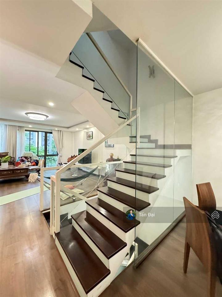 Giảm mạnh 3 tỷ  bán gấp nhà phố lk 5,5x16m đường số 6  hướng tây bắc tại hà đô q10. tấn đại