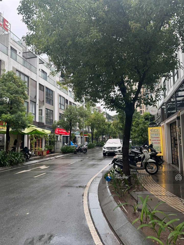 Giảm mạnh 3 tỷ  bán gấp nhà phố lk 5,5x16m đường số 6  hướng tây bắc tại hà đô q10. tấn đại