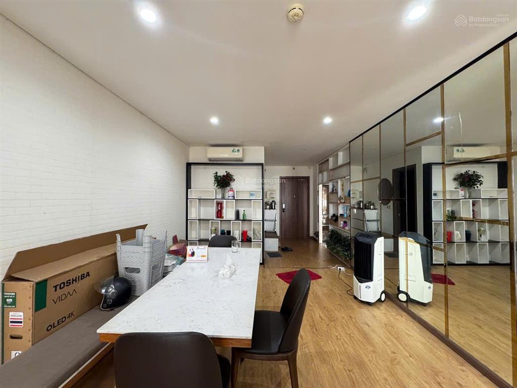 Chuyển nhượng căn 2pn (86m2) đầy đủ nội thất  tầng cao, sẵn sổ hồng tại hà đô centrosa. tấn đại