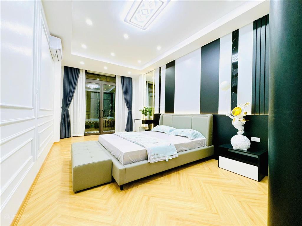 Nhà văn cao, lô góc, ngõ thông kinh doanh, thang máy, trước cửa 3 gác tránh, sát phố, mới đẹp, 48m2