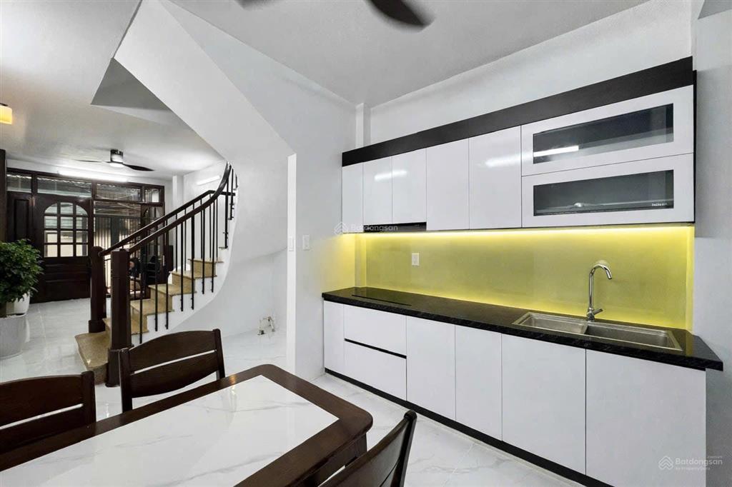 1 nhà ra mặt phố thuỵ khuê, ngõ thông kd, ô tô cạnh nhà, mới, sân xe, sát hồ tây, qh ổn định, 51m2