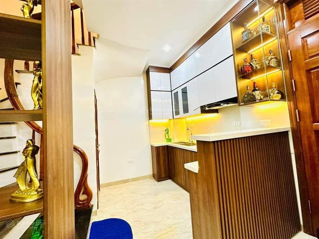 Hiếm phố ngọc khánh ô tô đỗ cổng 3 bước ra phố 50m2 chỉ 9.4 tỷ
