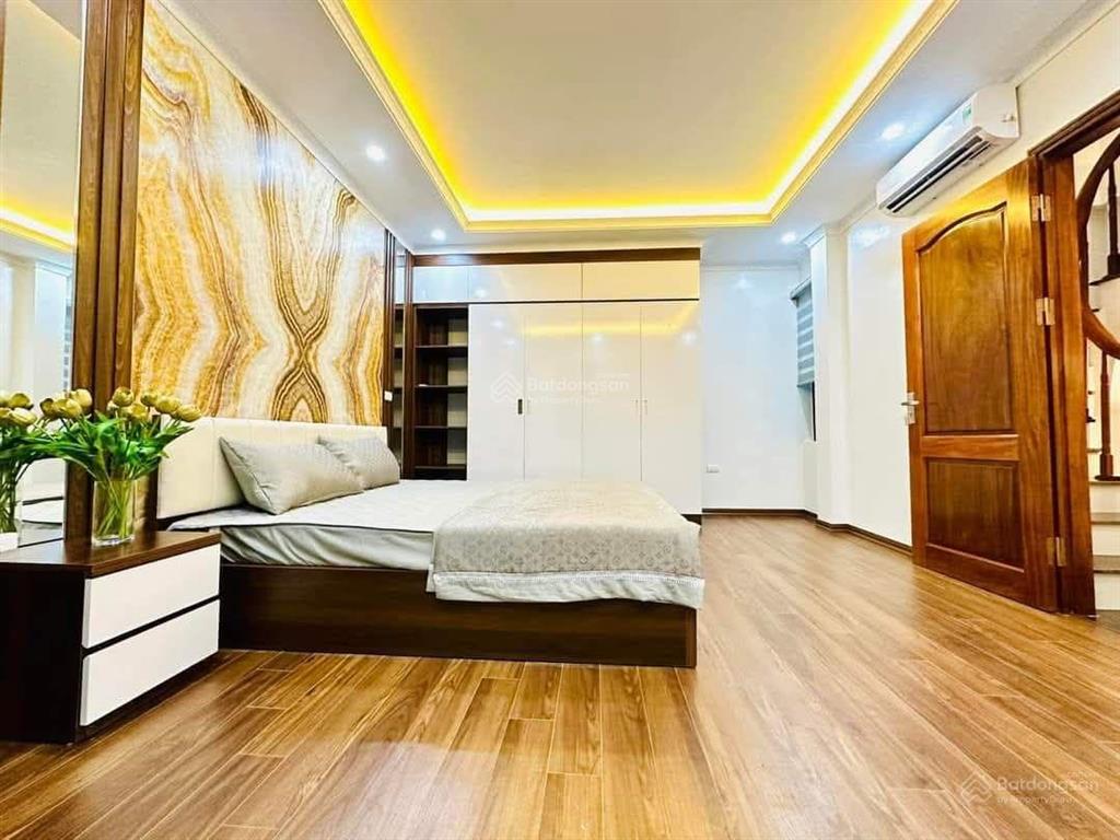 Hiếm phố ngọc khánh ô tô đỗ cổng 3 bước ra phố 50m2 chỉ 9.4 tỷ
