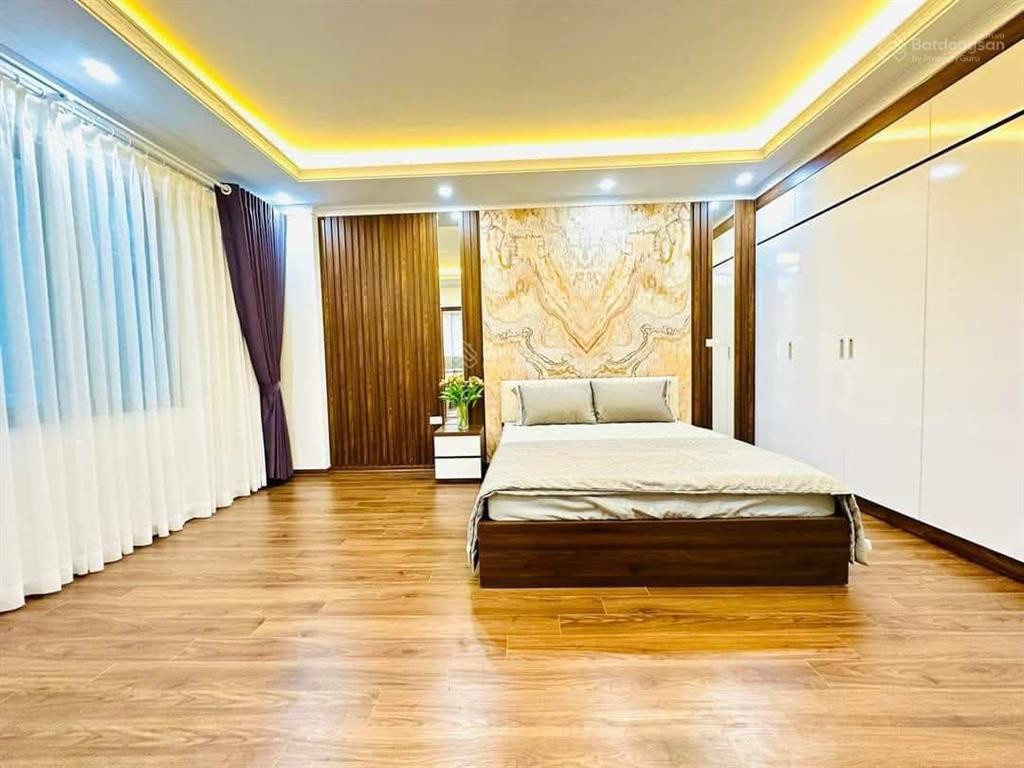 Hiếm phố ngọc khánh ô tô đỗ cổng 3 bước ra phố 50m2 chỉ 9.4 tỷ