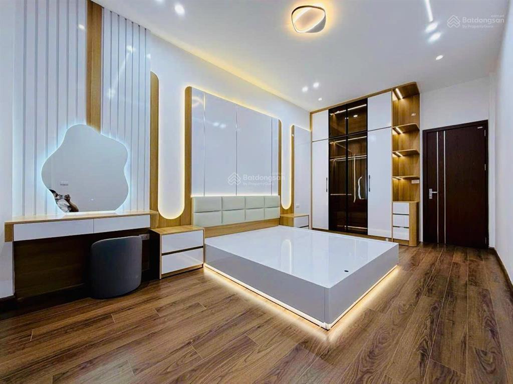 Mặt ngõ hoàng quốc việt, ngõ ba gác thông, 2 thoáng, vf3 đỗ gần, sổ cc, mặt tiền lớn, mới đẹp, 50m2