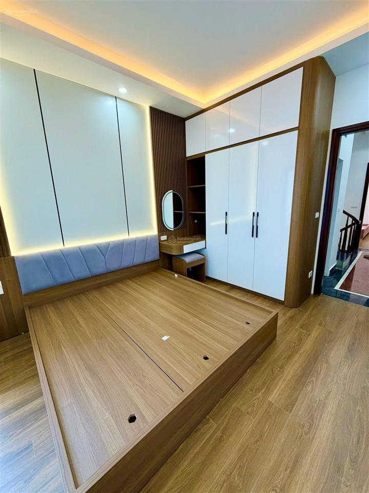 Mặt ngõ hoàng quốc việt, ngõ ba gác thông, 2 thoáng, vf3 đỗ gần, sổ cc, mặt tiền lớn, mới đẹp, 50m2