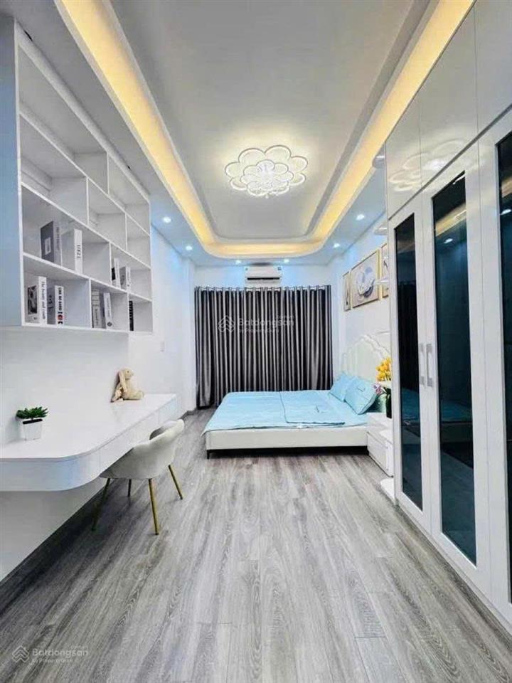 Căn lô góc nguyễn khánh toàn, 35m ra ô tô, sát phố, trước nhà 3 gác tránh, tặng nt, sổ cc, 45m2