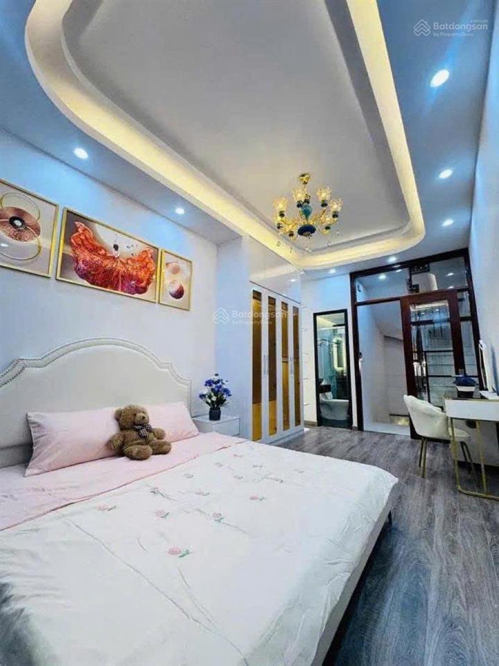 Căn lô góc nguyễn khánh toàn, 35m ra ô tô, sát phố, trước nhà 3 gác tránh, tặng nt, sổ cc, 45m2