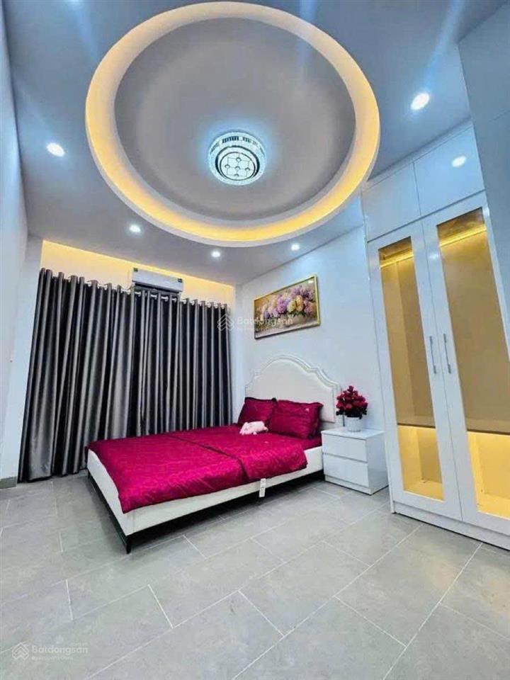 Căn lô góc nguyễn khánh toàn, 35m ra ô tô, sát phố, trước nhà 3 gác tránh, tặng nt, sổ cc, 45m2