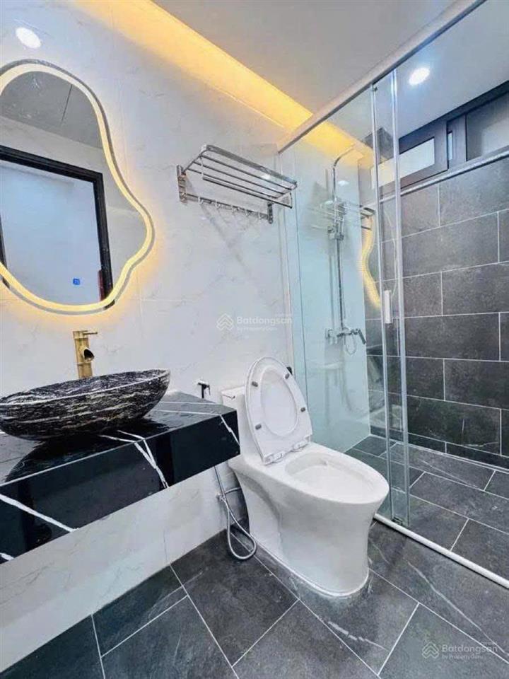 Căn lô góc nguyễn khánh toàn, 35m ra ô tô, sát phố, trước nhà 3 gác tránh, tặng nt, sổ cc, 45m2