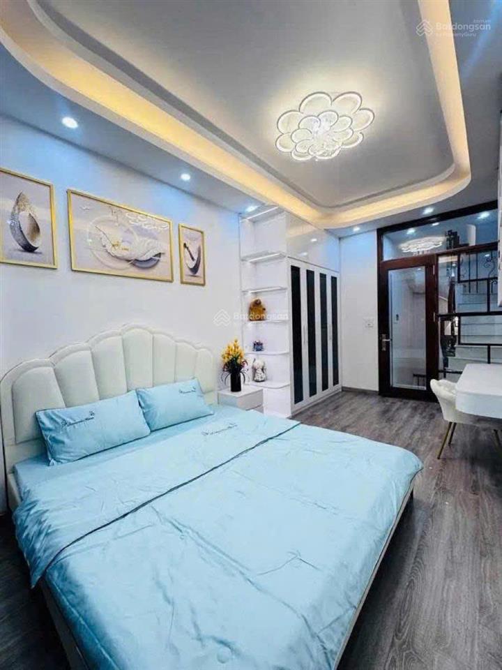 Căn lô góc nguyễn khánh toàn, 35m ra ô tô, sát phố, trước nhà 3 gác tránh, tặng nt, sổ cc, 45m2