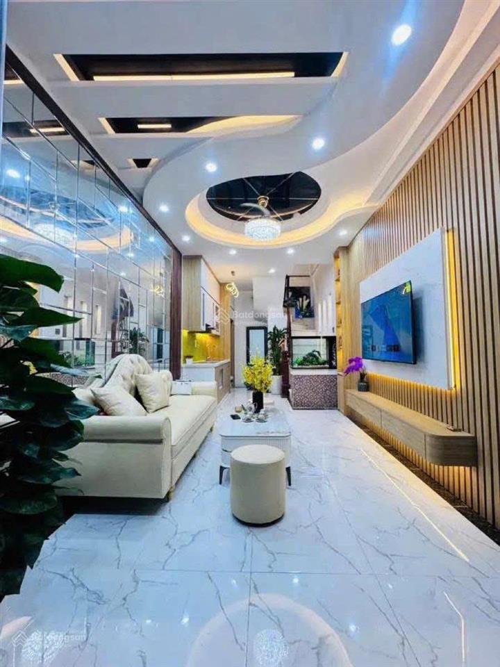 Căn lô góc nguyễn khánh toàn, 35m ra ô tô, sát phố, trước nhà 3 gác tránh, tặng nt, sổ cc, 45m2