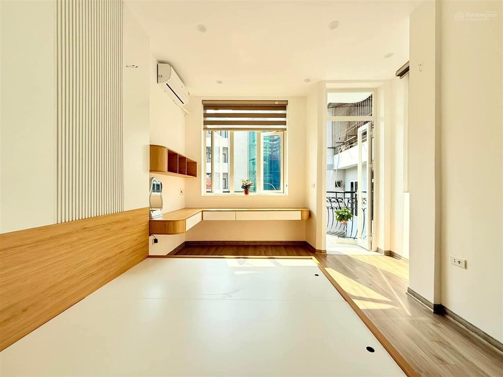 Nhà lạc long quân, lô góc, ô tô đỗ cổng, 2 thoáng, ngõ thông, 5p ra hồ tây, dân xây, sổ cc, 42m2