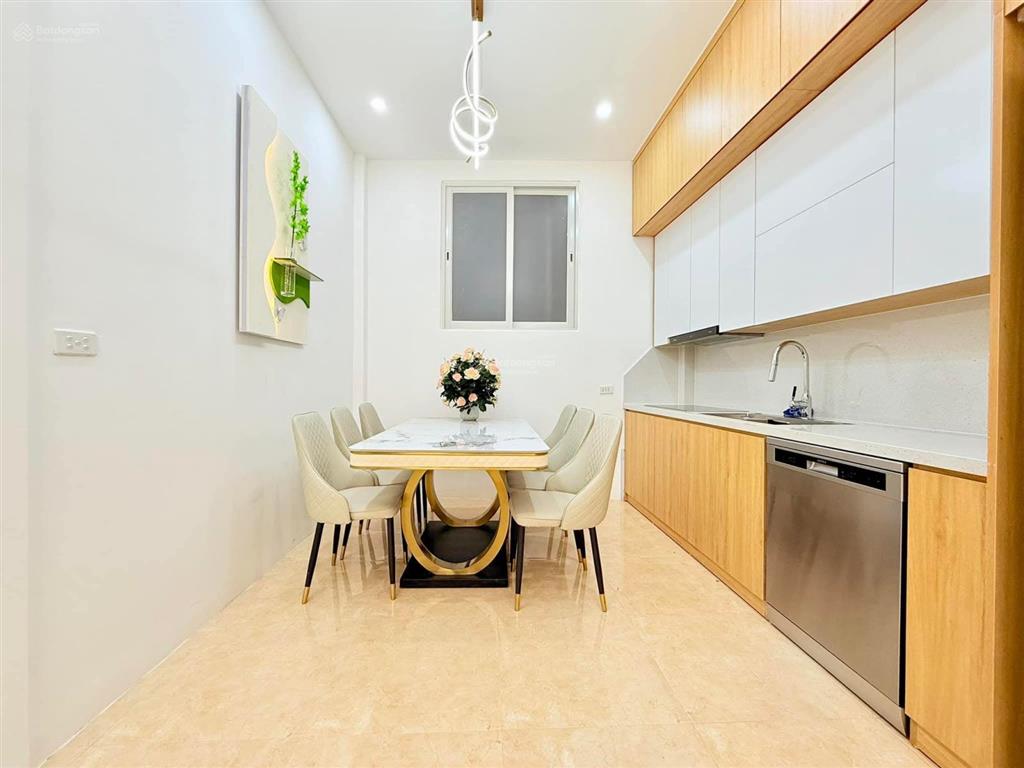 Nhà lạc long quân, lô góc, ô tô đỗ cổng, 2 thoáng, ngõ thông, 5p ra hồ tây, dân xây, sổ cc, 42m2