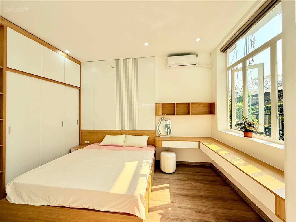 Nhà lạc long quân, lô góc, ô tô đỗ cổng, 2 thoáng, ngõ thông, 5p ra hồ tây, dân xây, sổ cc, 42m2