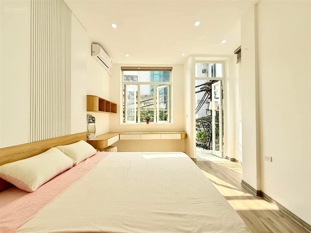 Nhà lạc long quân, lô góc, ô tô đỗ cổng, 2 thoáng, ngõ thông, 5p ra hồ tây, dân xây, sổ cc, 42m2