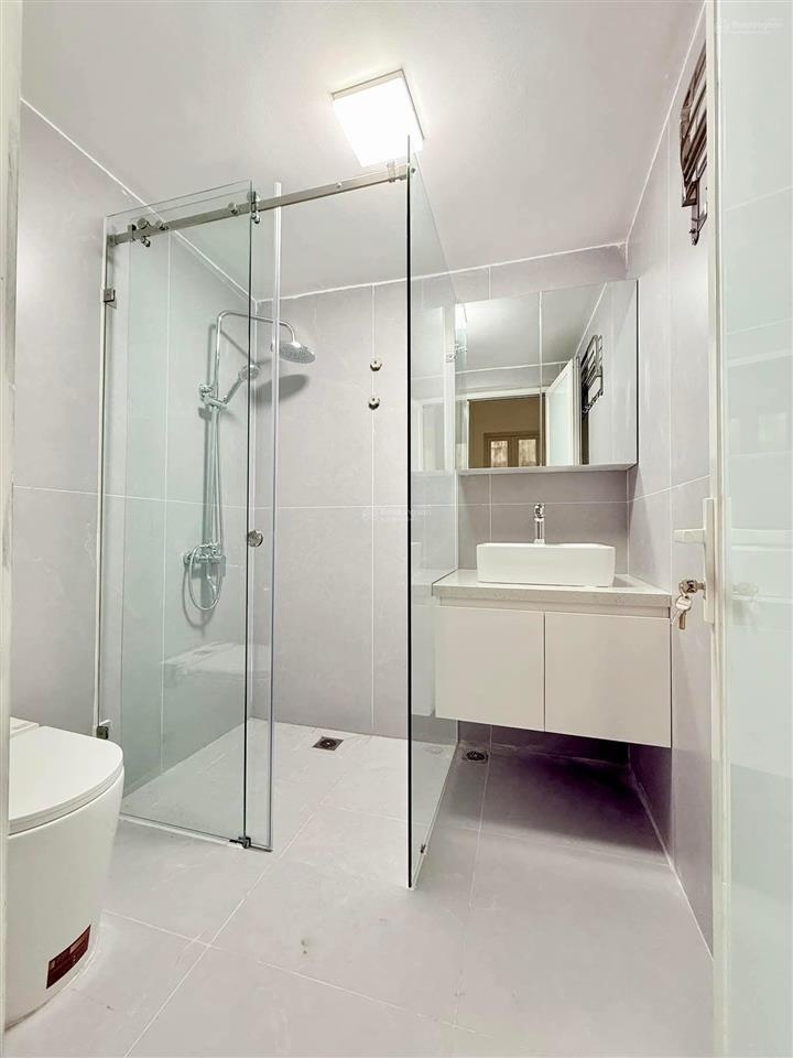Nhà lạc long quân, lô góc, ô tô đỗ cổng, 2 thoáng, ngõ thông, 5p ra hồ tây, dân xây, sổ cc, 42m2