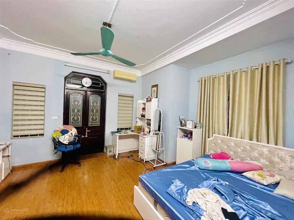 Giá đầu tư! lô góc cầu giấy, 2 mặt ngõ, 40m ra ô tô, ngõ to ba gác, dân xây, sổ cc, không qh, 40m2