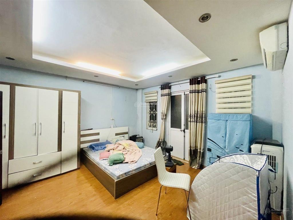 Giá đầu tư! lô góc cầu giấy, 2 mặt ngõ, 40m ra ô tô, ngõ to ba gác, dân xây, sổ cc, không qh, 40m2