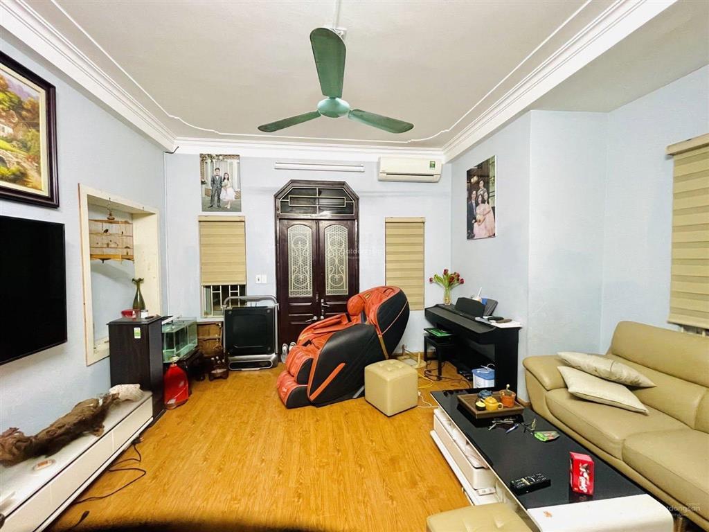 Giá đầu tư! lô góc cầu giấy, 2 mặt ngõ, 40m ra ô tô, ngõ to ba gác, dân xây, sổ cc, không qh, 40m2