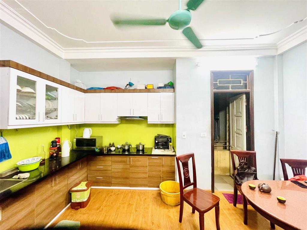 Giá đầu tư! lô góc cầu giấy, 2 mặt ngõ, 40m ra ô tô, ngõ to ba gác, dân xây, sổ cc, không qh, 40m2