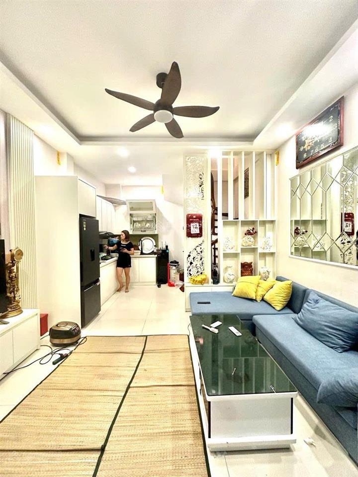 Nhà ở ngay cho khách tài chính 8 tỷ, phố láng hạ, ngõ thông, cách ô tô chỉ 40m, 2 thoáng, dân xây