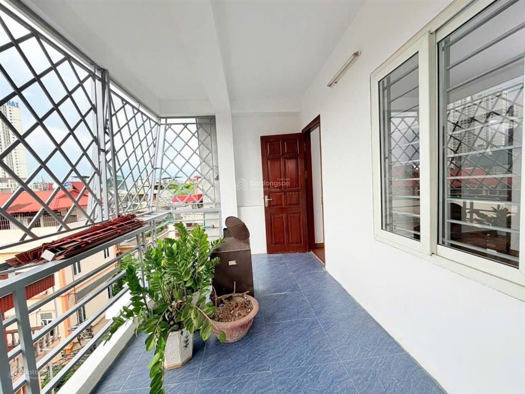 Rẻ nửa tỷ! lô góc thái hà, 2 mặt thoáng, thông ba gác tránh, dân xây, qh ổn định, sổ vuông.
