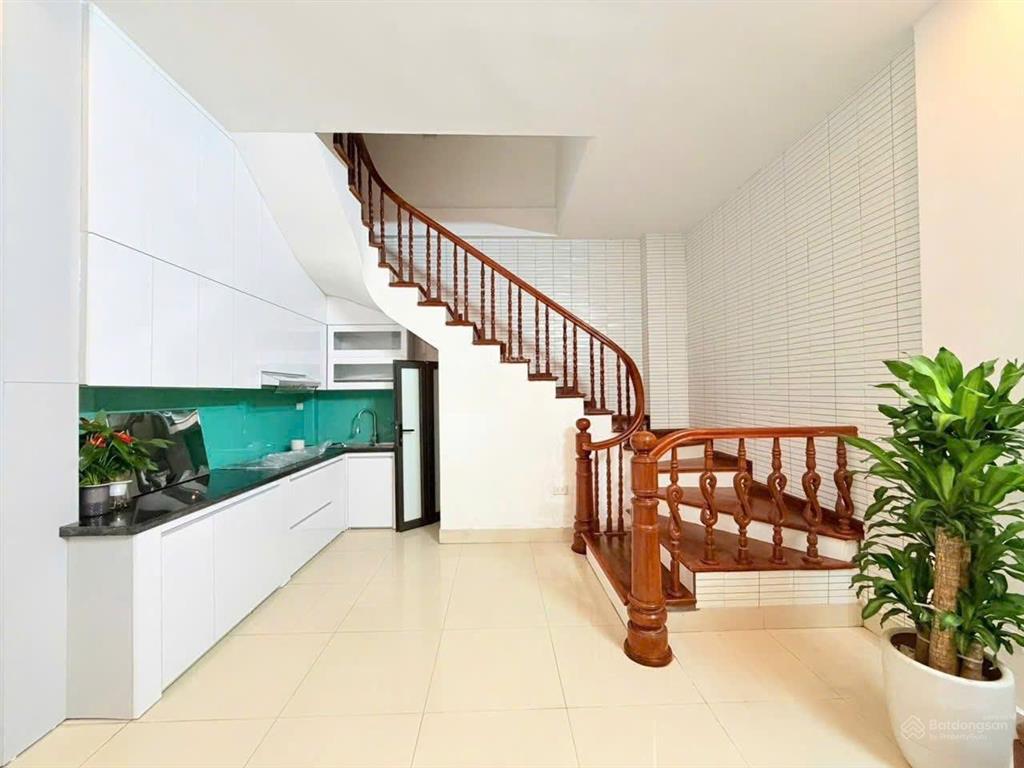 Rẻ nửa tỷ! lô góc thái hà, 2 mặt thoáng, thông ba gác tránh, dân xây, qh ổn định, sổ vuông.