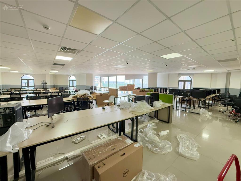 Trực tiếp chủ đầu tư cho thuê mặt bằng văn phòng toà nhà căn góc vị trí đắc địa phố mạc thái tông