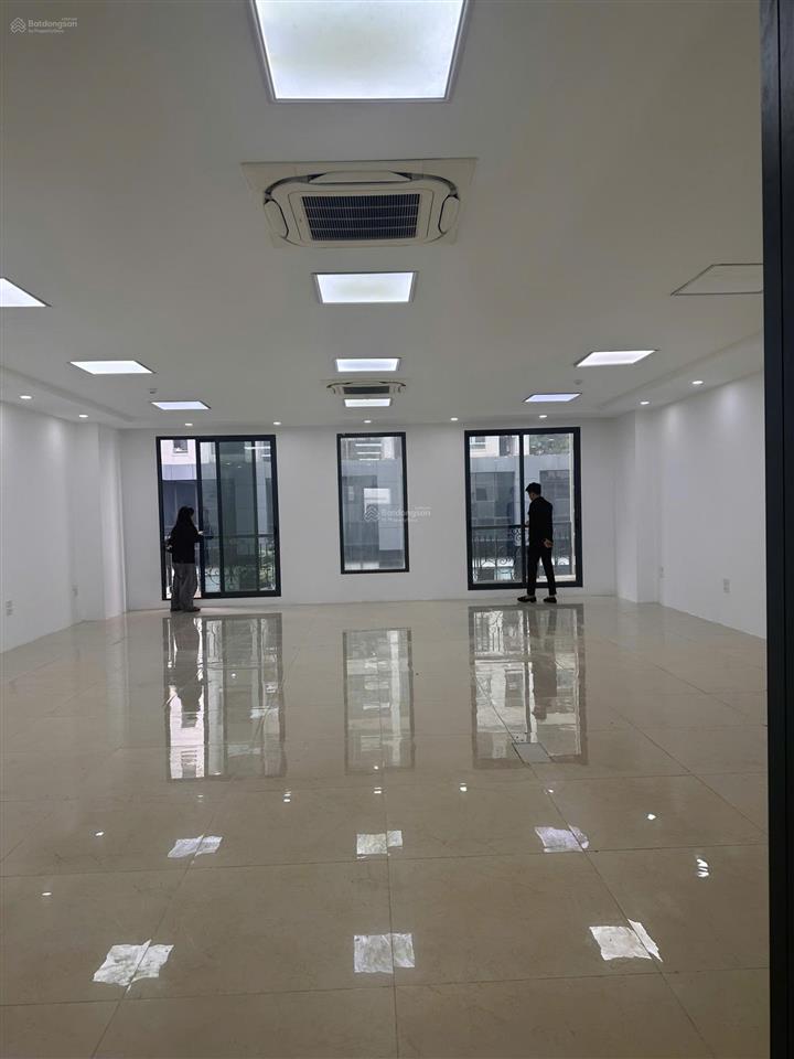 Cho thuê sàn văn phòng 150m2 giá 28tr tại nguyễn tuân, vuông sàn, căn góc đẹp,  chính chủ
