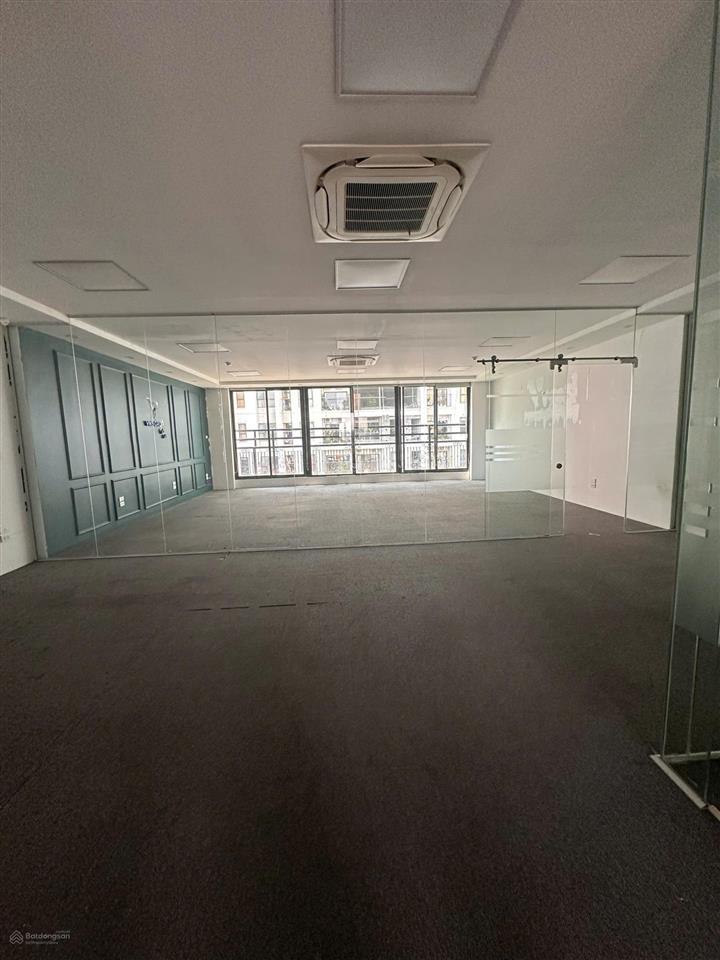 Cho thuê sàn văn phòng 150m2 giá 28tr tại nguyễn tuân, vuông sàn, căn góc đẹp,  chính chủ
