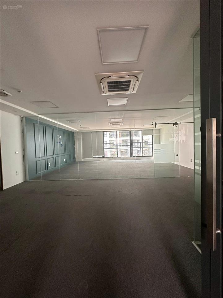 Cho thuê sàn văn phòng 150m2 giá 28tr tại nguyễn tuân, vuông sàn, căn góc đẹp,  chính chủ