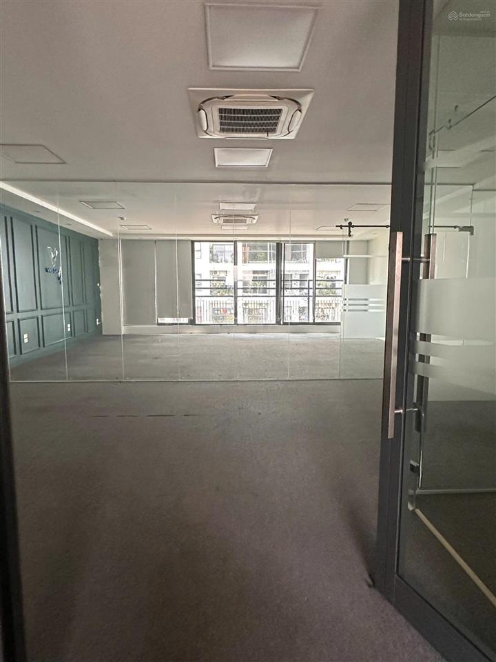 Cho thuê sàn văn phòng 150m2 giá 28tr tại nguyễn tuân, vuông sàn, căn góc đẹp,  chính chủ