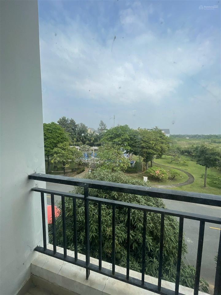 Cho thuê nhà thô, view công viên hồ bơi, 1 trệt 2 lầu, 82.5m2. 5m x 16.5m.  chị năng 0383 989 ***