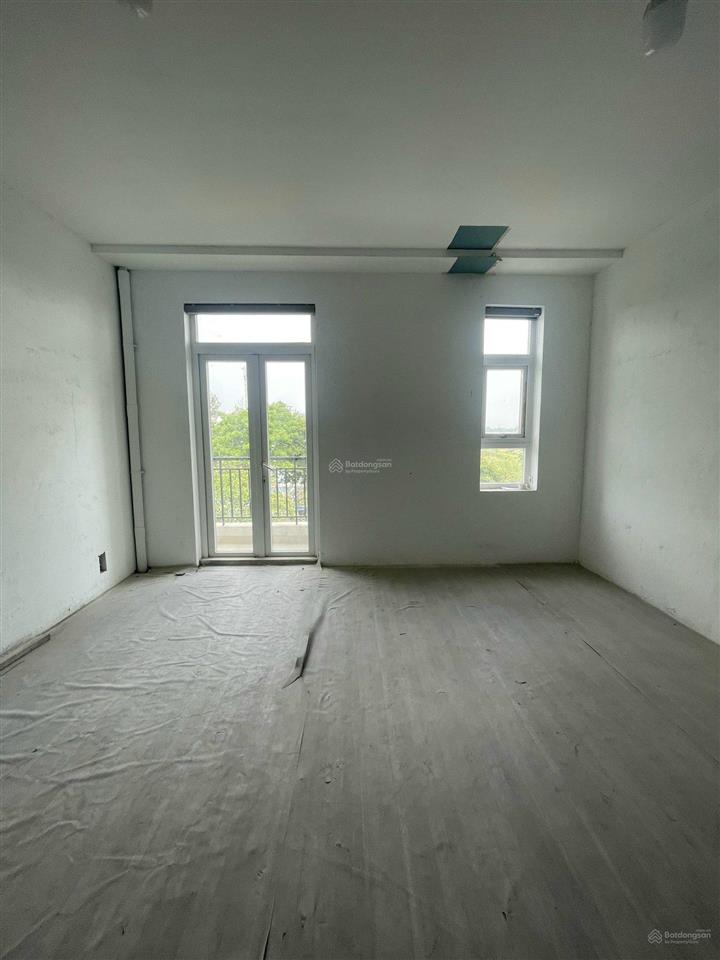 Cho thuê nhà thô, view công viên hồ bơi, 1 trệt 2 lầu, 82.5m2. 5m x 16.5m.  chị năng 0383 989 ***