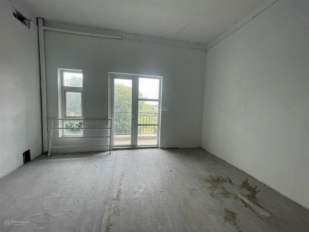 Cho thuê nhà thô, view công viên hồ bơi, 1 trệt 2 lầu, 82.5m2. 5m x 16.5m.  chị năng 0383 989 ***