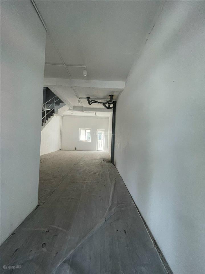 Cho thuê nhà thô, view công viên hồ bơi, 1 trệt 2 lầu, 82.5m2. 5m x 16.5m.  chị năng 0383 989 ***