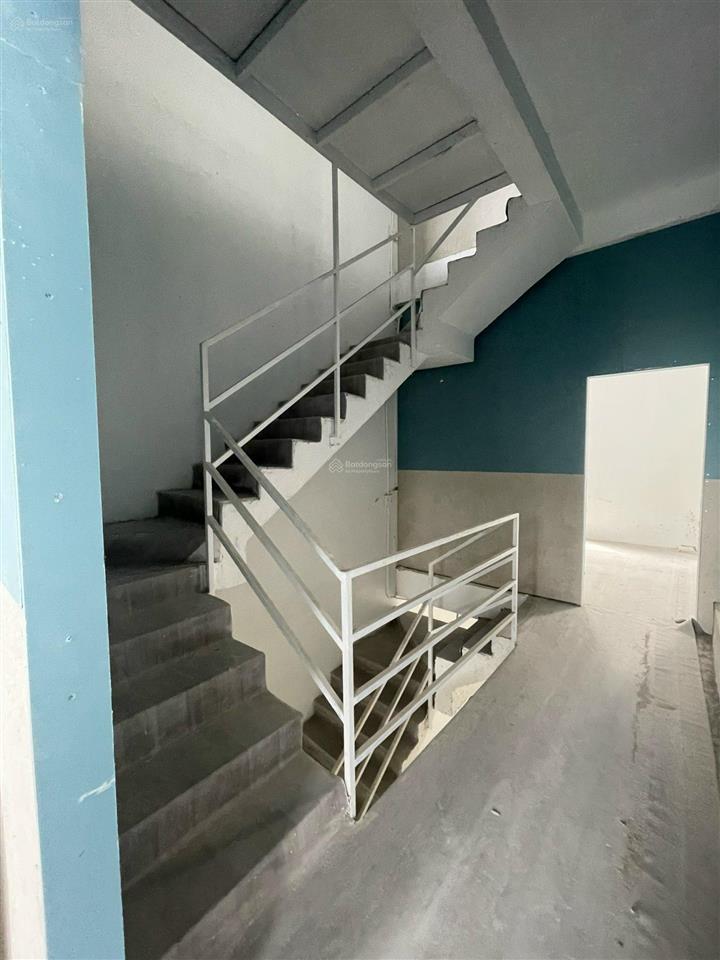 Cho thuê nhà thô, view công viên hồ bơi, 1 trệt 2 lầu, 82.5m2. 5m x 16.5m.  chị năng 0383 989 ***