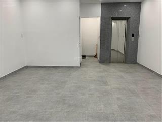 Bán nhà giá tôt mt kinh doanh đông đúc đường an dương vương , 5x17m, 4 tấm có thang máy hiện đại.