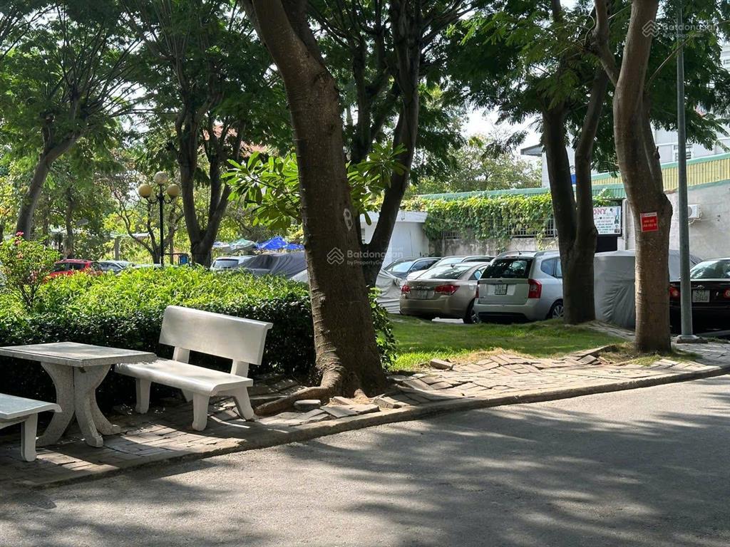 Bán căn hộ phú mỹ thuận, dt 95m2, 2pn, 2wc, nhà trống, view công viên. giá 2.6tỷ
