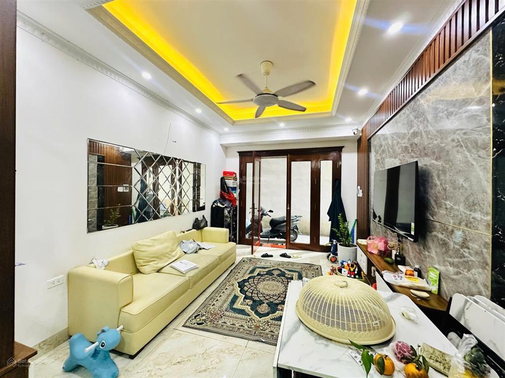Hồ tùng mậu ngõ rông thênh thang , chỉ vài bước chân ra phố 35m2  5 tầng mt 3,5 m / giá 8,4 tỷ