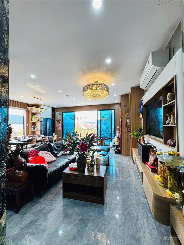 Ngay hồ tây  lạc long quân  lô góc  7 tầng thang máy  cách ô tô 20m  dòng tiền 50tr/tháng