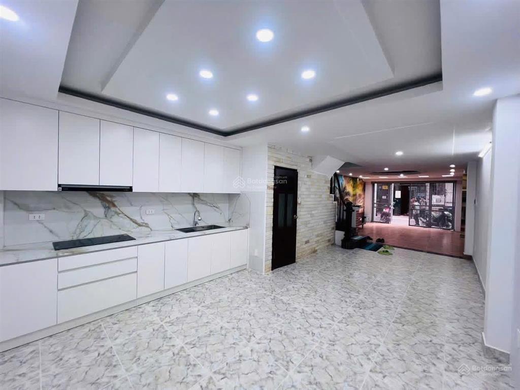 Cầu giấy  phân lô  vỉa hè  ô tô tránh  kinh doanh sầm uất  khu vực vip  thoáng trước sau