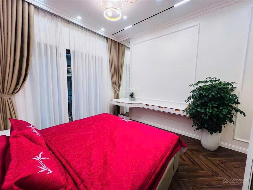 Hoàng quốc việt  phân lô ô tô tránh vào nhà  kinh doanh  thoáng trước sau  full nt