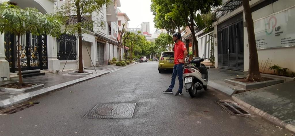 Cho thuê gấp biệt thự kđt mới yên hòa. dt 240m, mt 12 m, 4 tầng đẹp làm văn phòng. giá 55 triệu