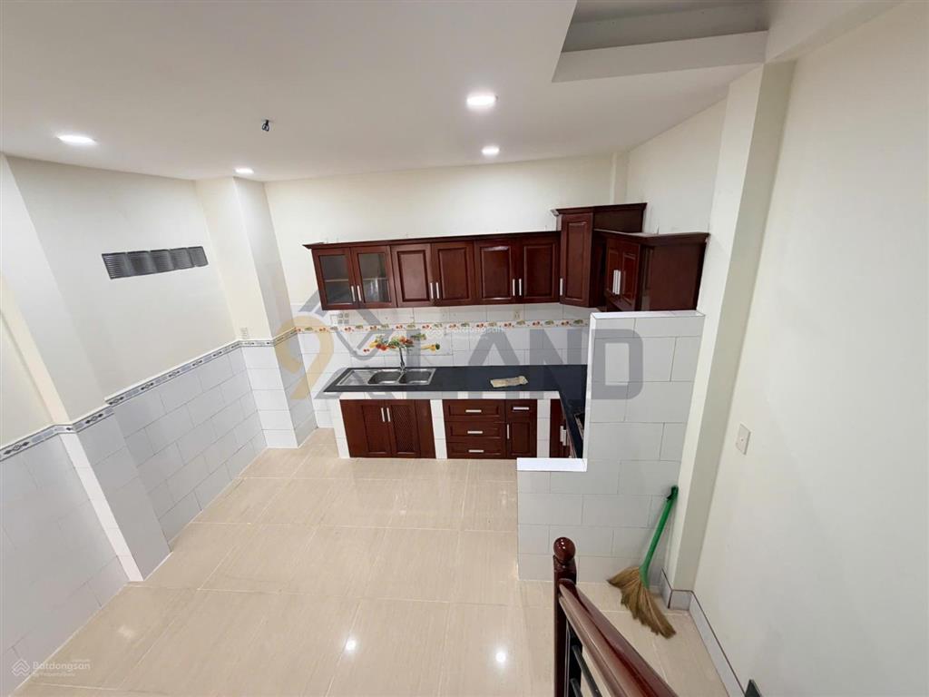 Nhà mặt tiền 3 tầng  đường oto thông  gần vincom thủ đức  nhỉnh 6 tỷ tl