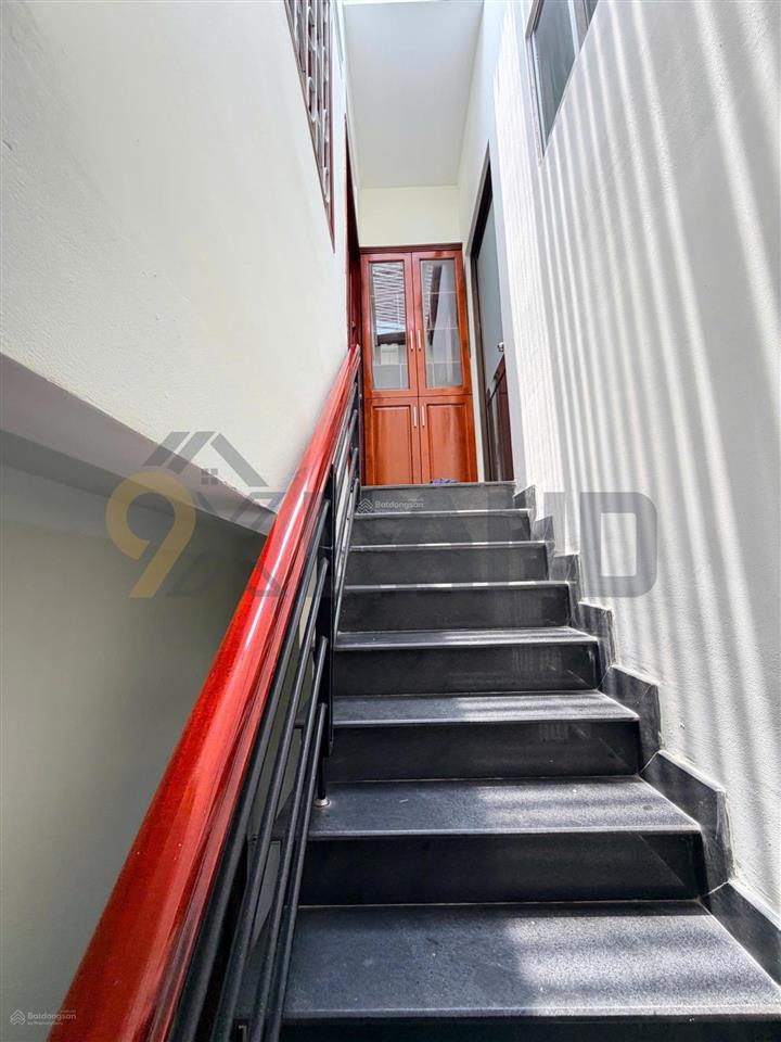 Nhà mặt tiền 3 tầng  đường oto thông  gần vincom thủ đức  nhỉnh 6 tỷ tl