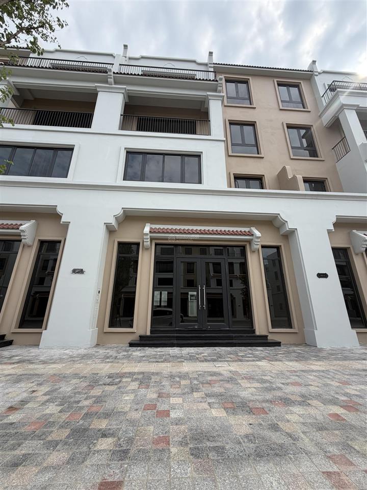 Bán gấp căn shop liền kề 136m2 vinhomes đan phượng giá 23,5 tỷ đường 24m vỉa hè 5m