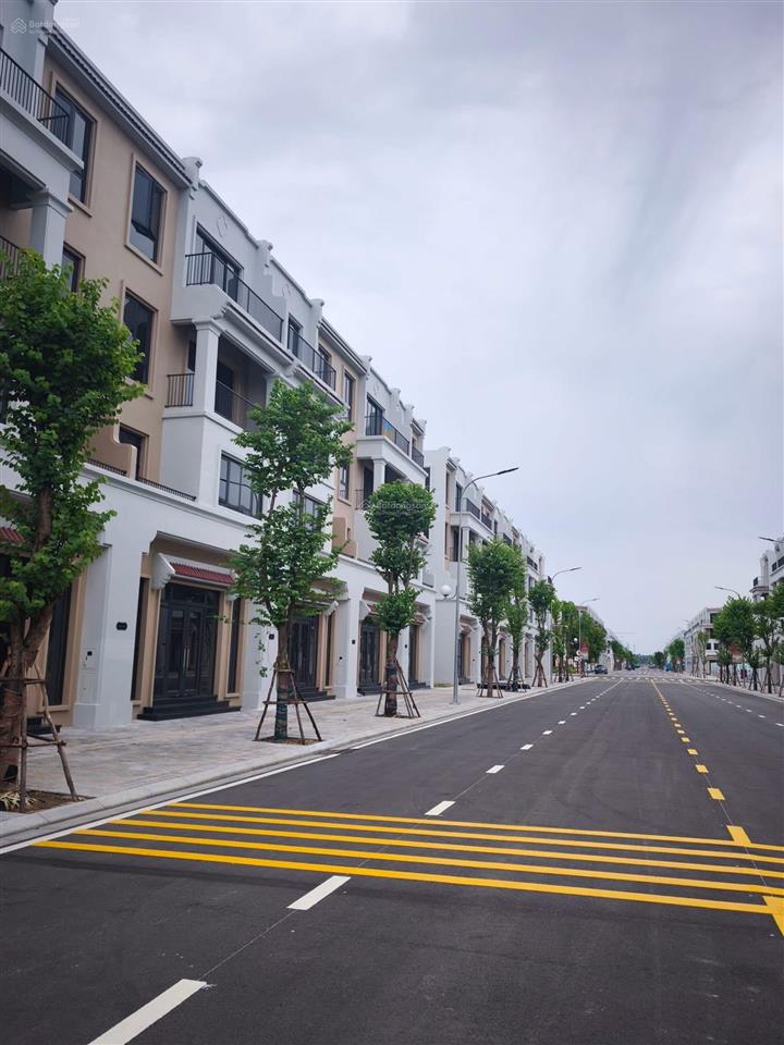 Bán gấp căn shop liền kề 136m2 vinhomes đan phượng giá 23,5 tỷ đường 24m vỉa hè 5m